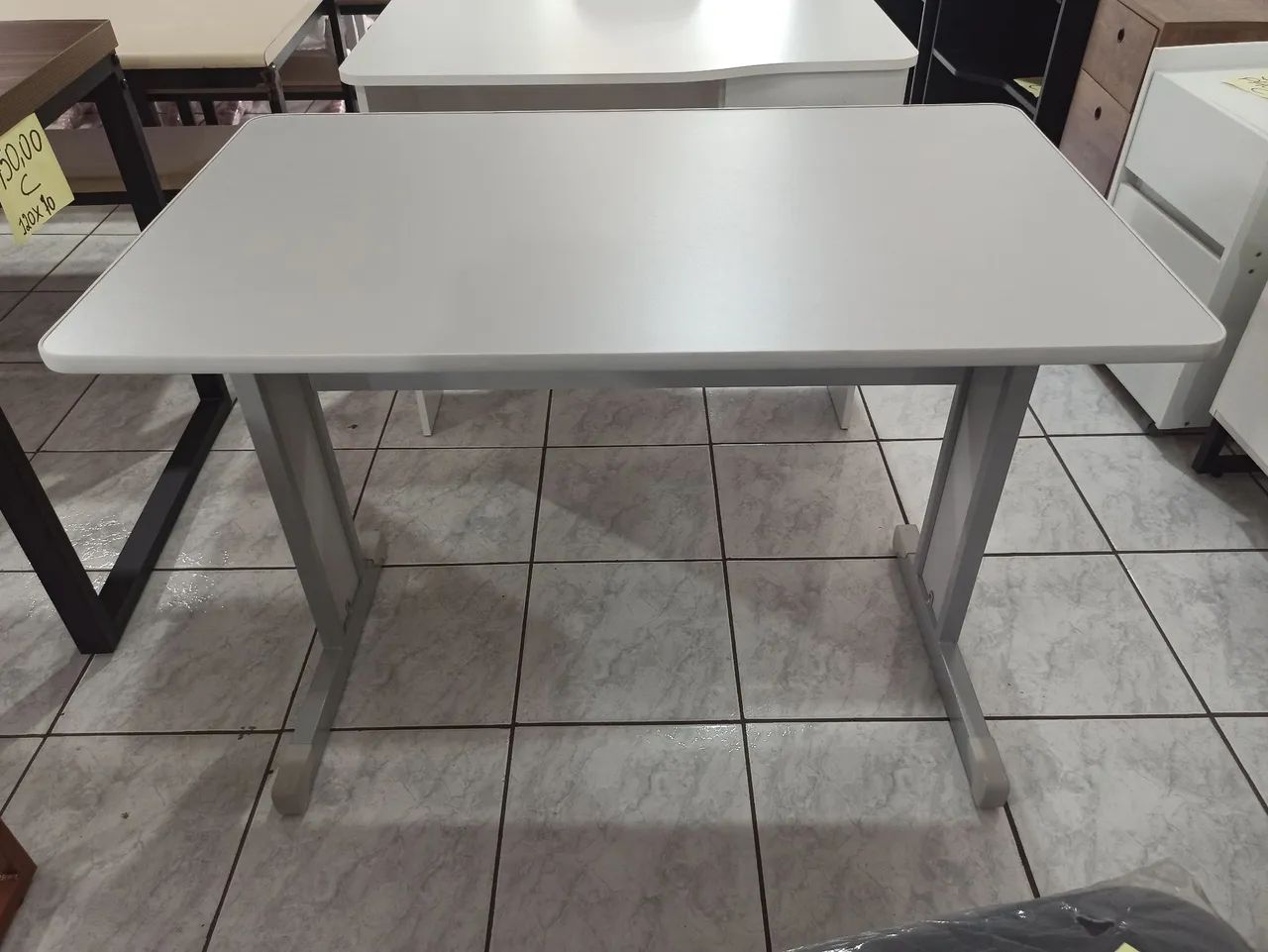 Mesa de escritório de um metro 