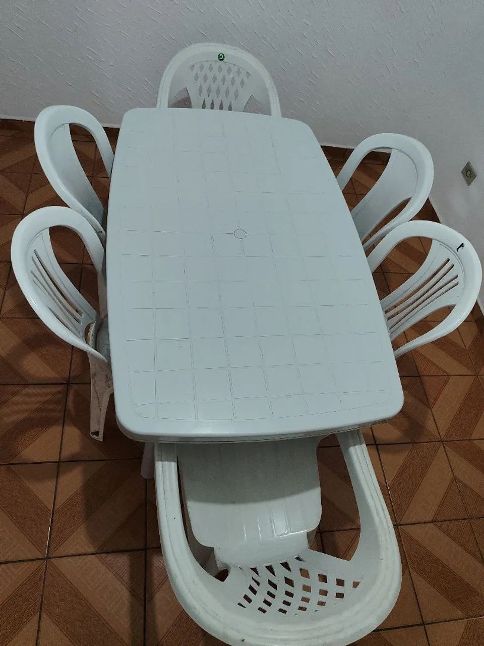 Mesa de plástico com 6 cadeiras de plásticos 
