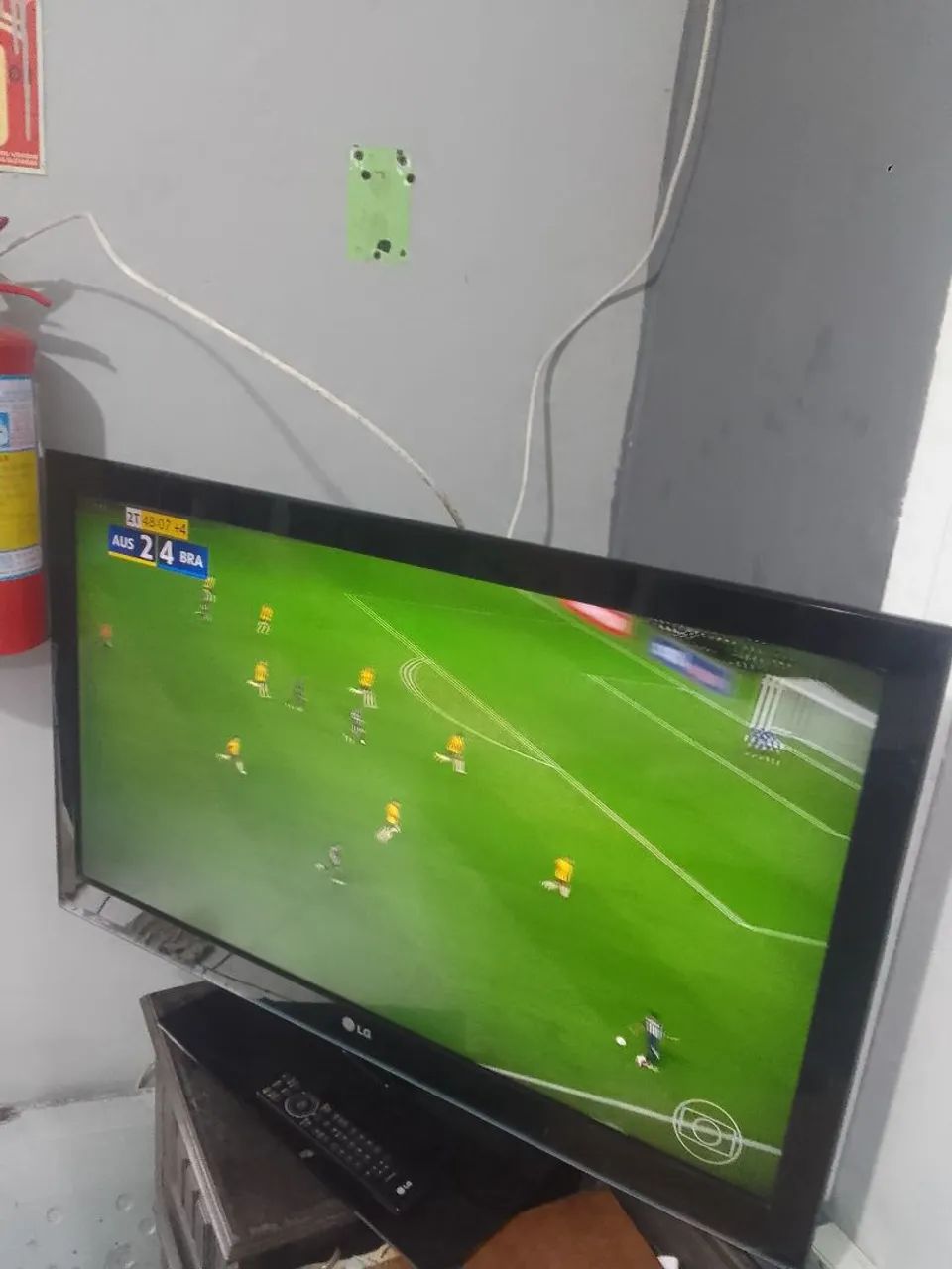 Vendo essa TV 42 polegadas bivolt funciona muito bem com controle LEDE só buscar em Canoas - Foto 4