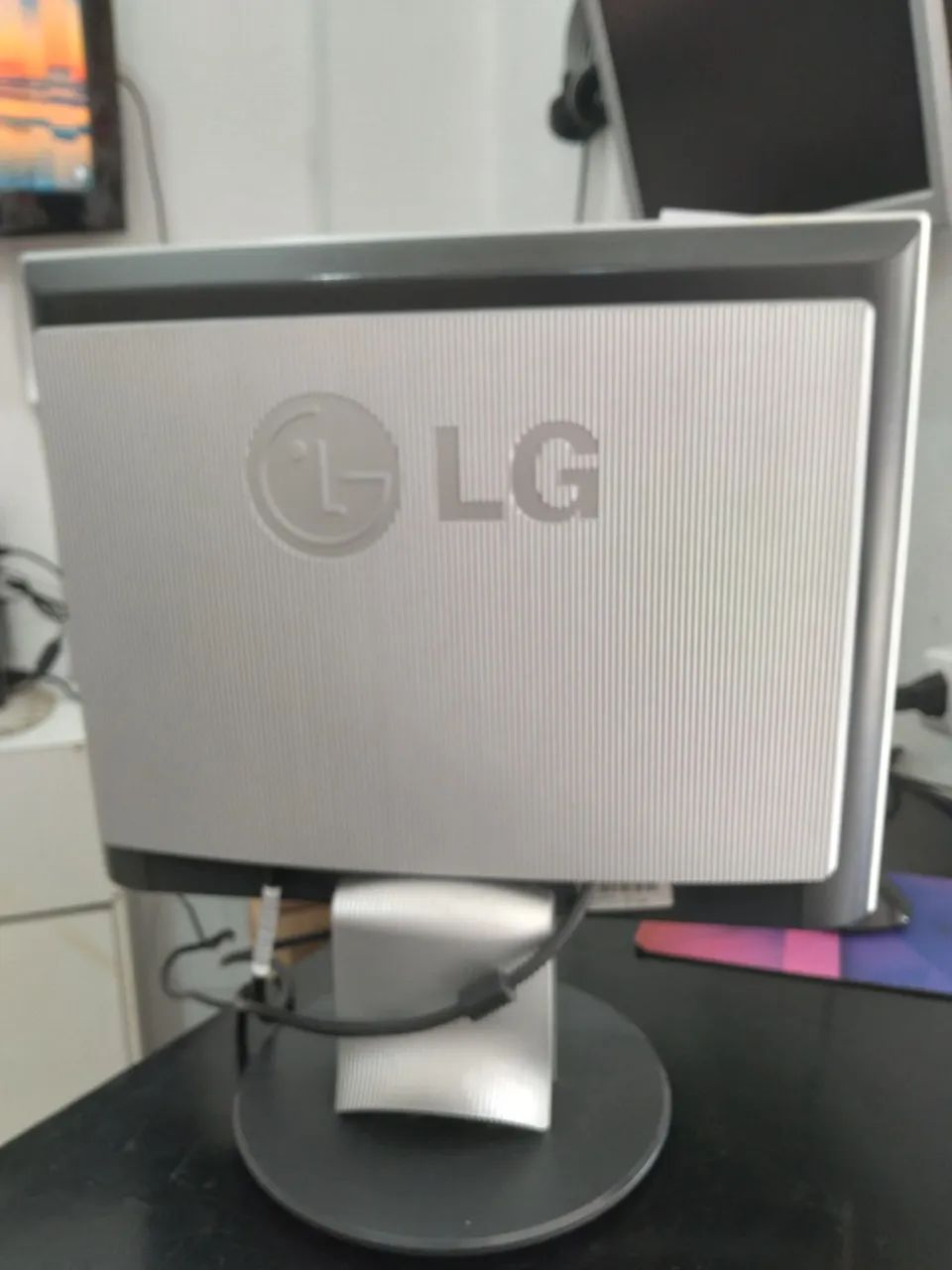 Monitor LG de 15" polegadas,  lindo de imagem,  com garantia e cabos - Foto 3