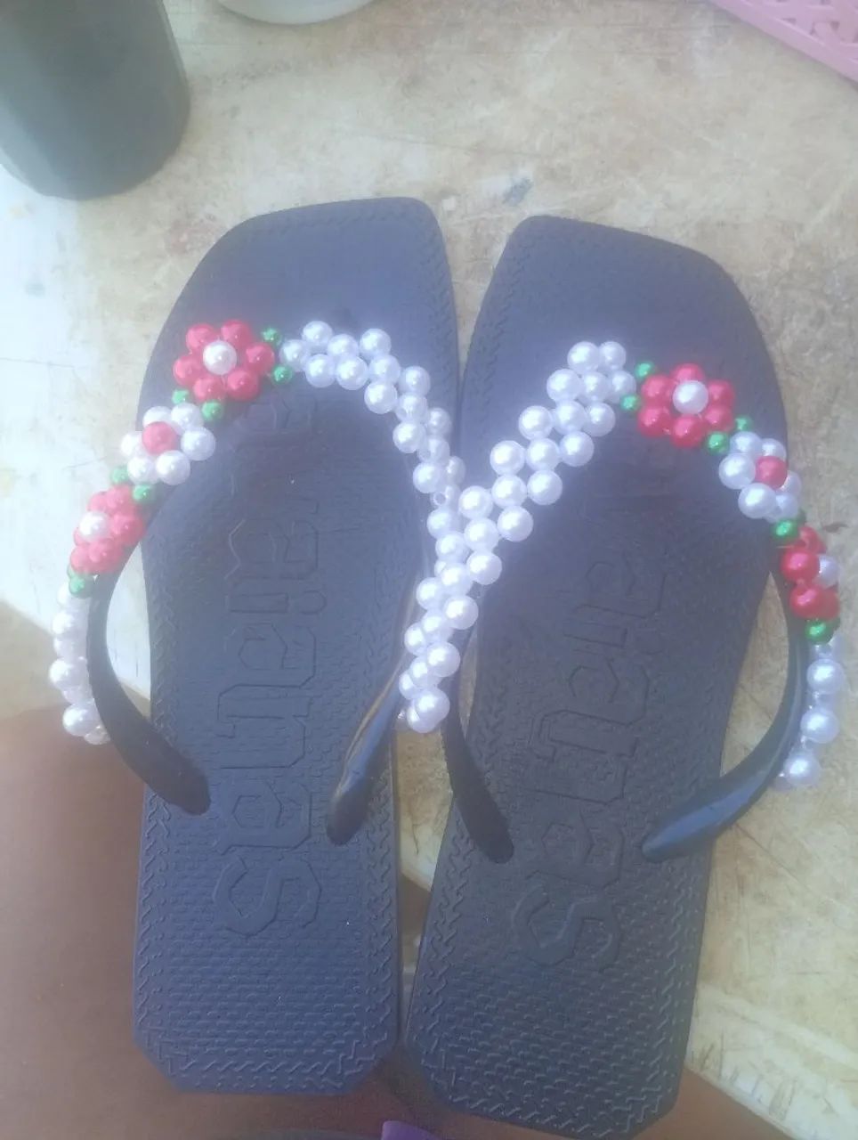 Sandália decorada com pérolas 