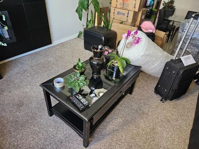 Mesa de centro com tampo de vidro e gaveta