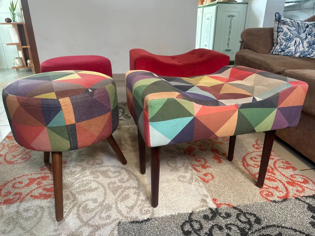 Puff decorado com pernas.  - Foto 4