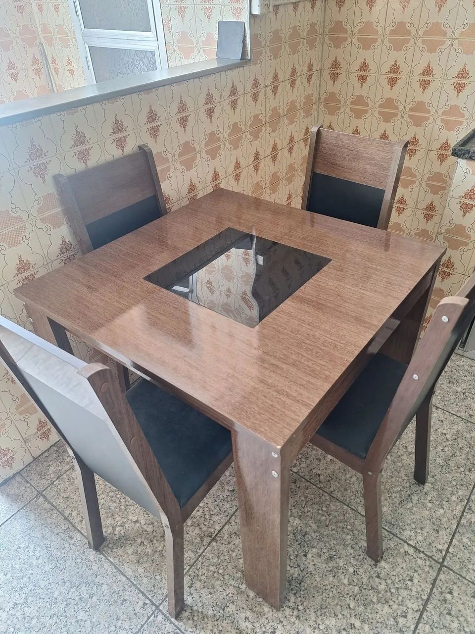 Mesa de madeira com 4 cadeiras  - Foto 3