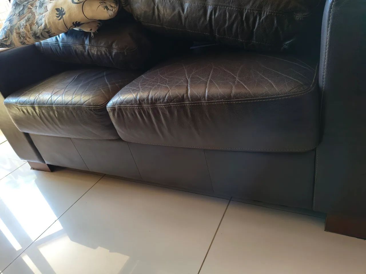 Vende-se 2 sofás de 2 lugares de couro legítimo, em bom estado de conservação. 