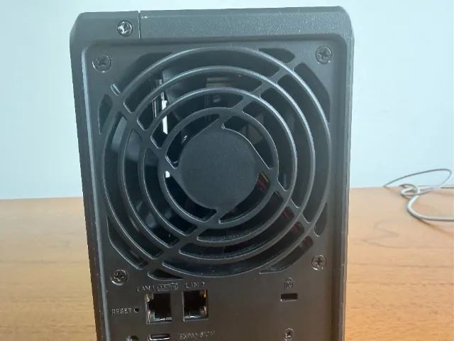 Servidor Diskstation Synology NAS DS725+ com dois discos SSD 2TB cada