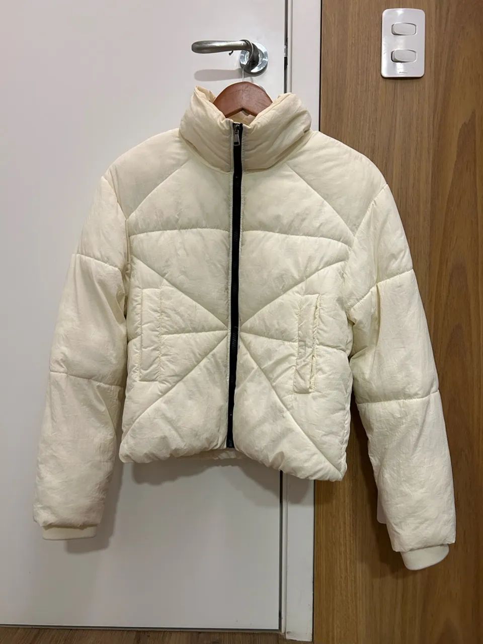Jaqueta puffer creme 
