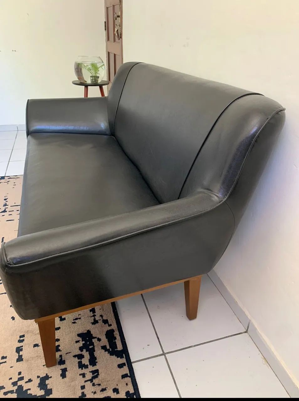 Sofá preto courino - Foto 2