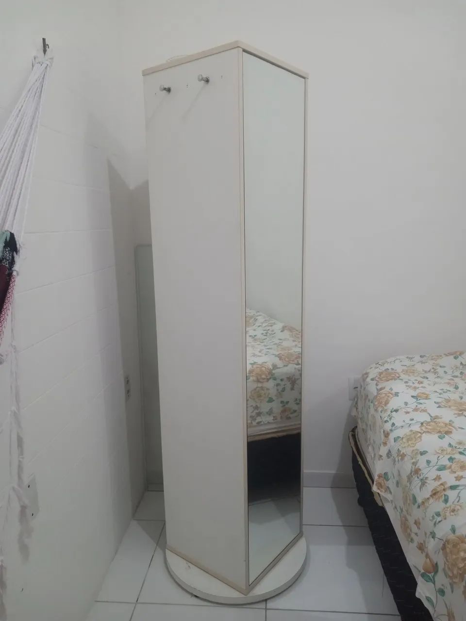 Sapateira giratória com espelho