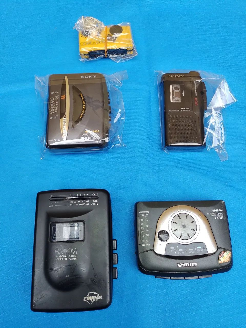 Walkman da Cougar, original, bom estado, funcionando. E outros.