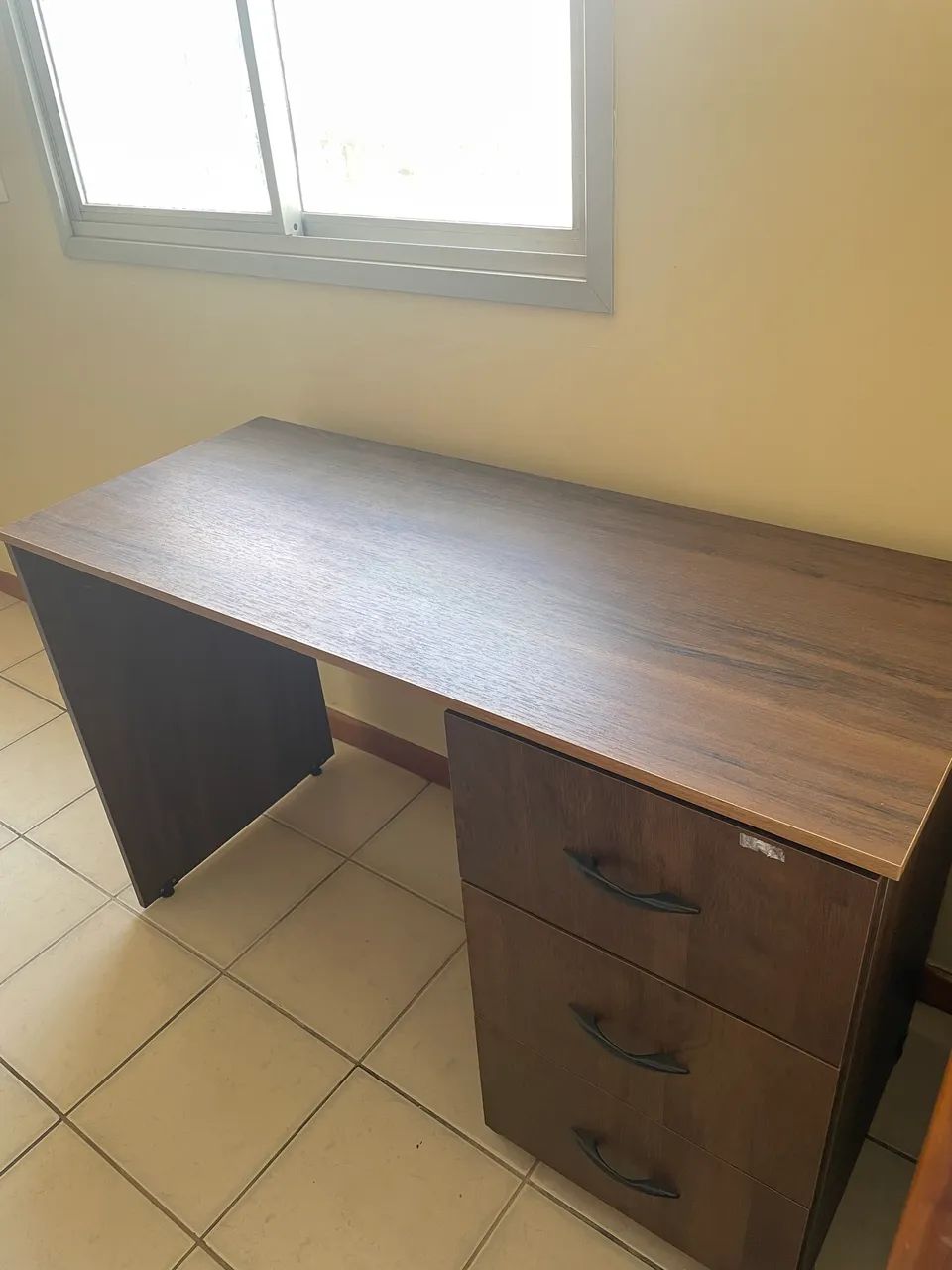 Mesa escrivaninha com gavetas  - Foto 2