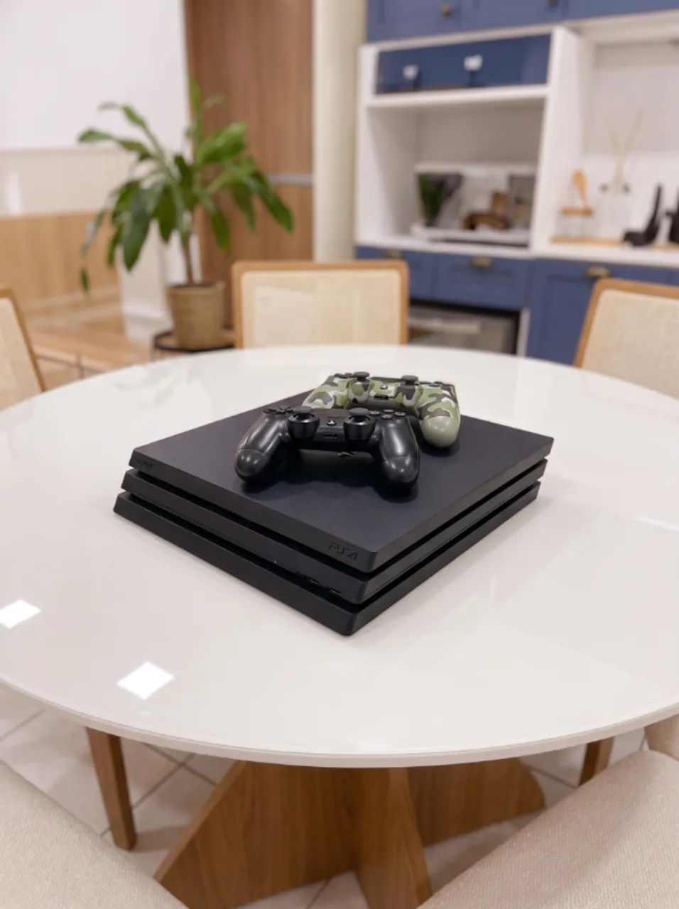 PS4 PRO - 1TB + 2 CONTROLES - Foto 4