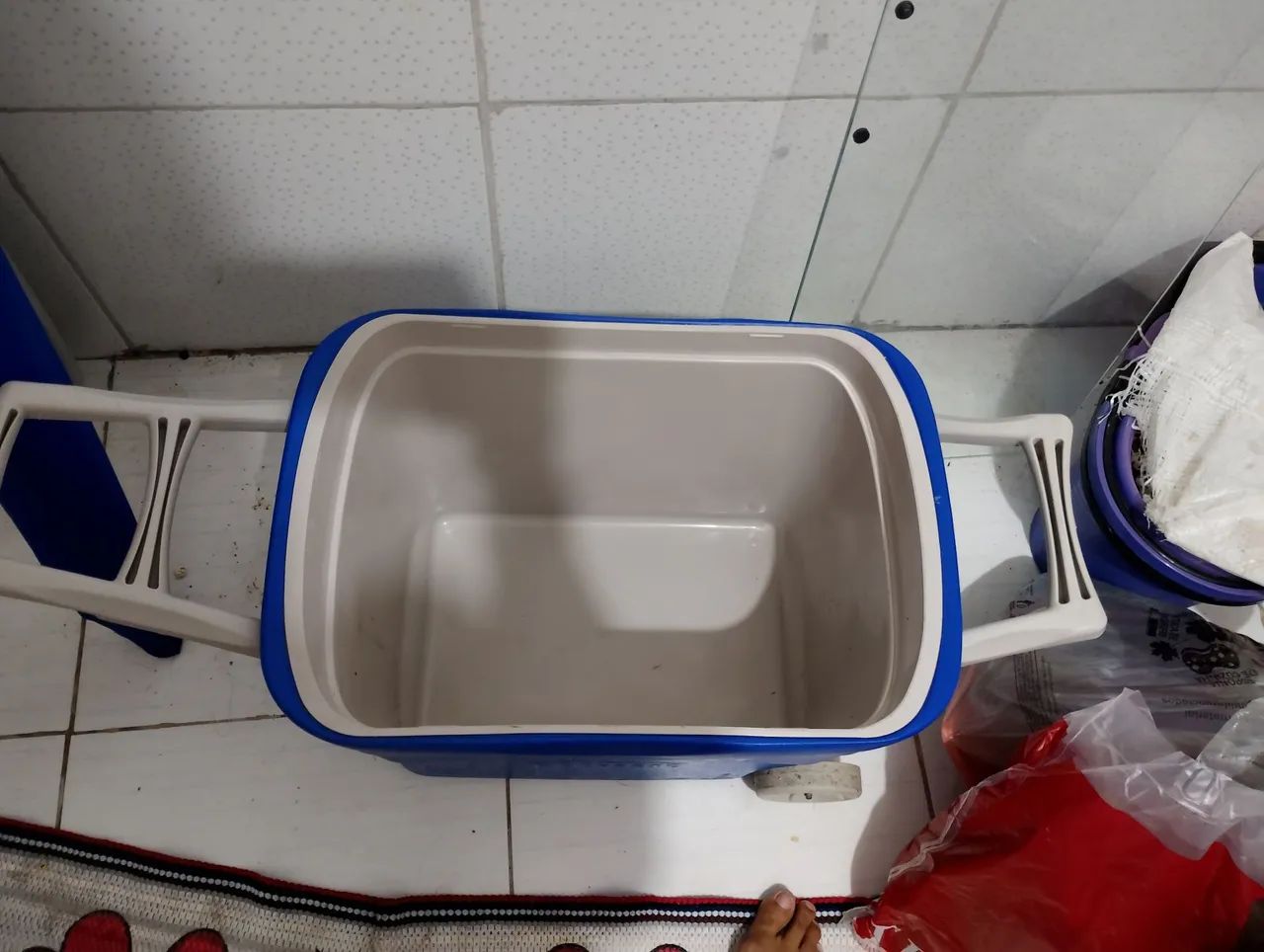 Vendo guarda sol no estado grande 2,40 cm e cooler 50 litros - Foto 5