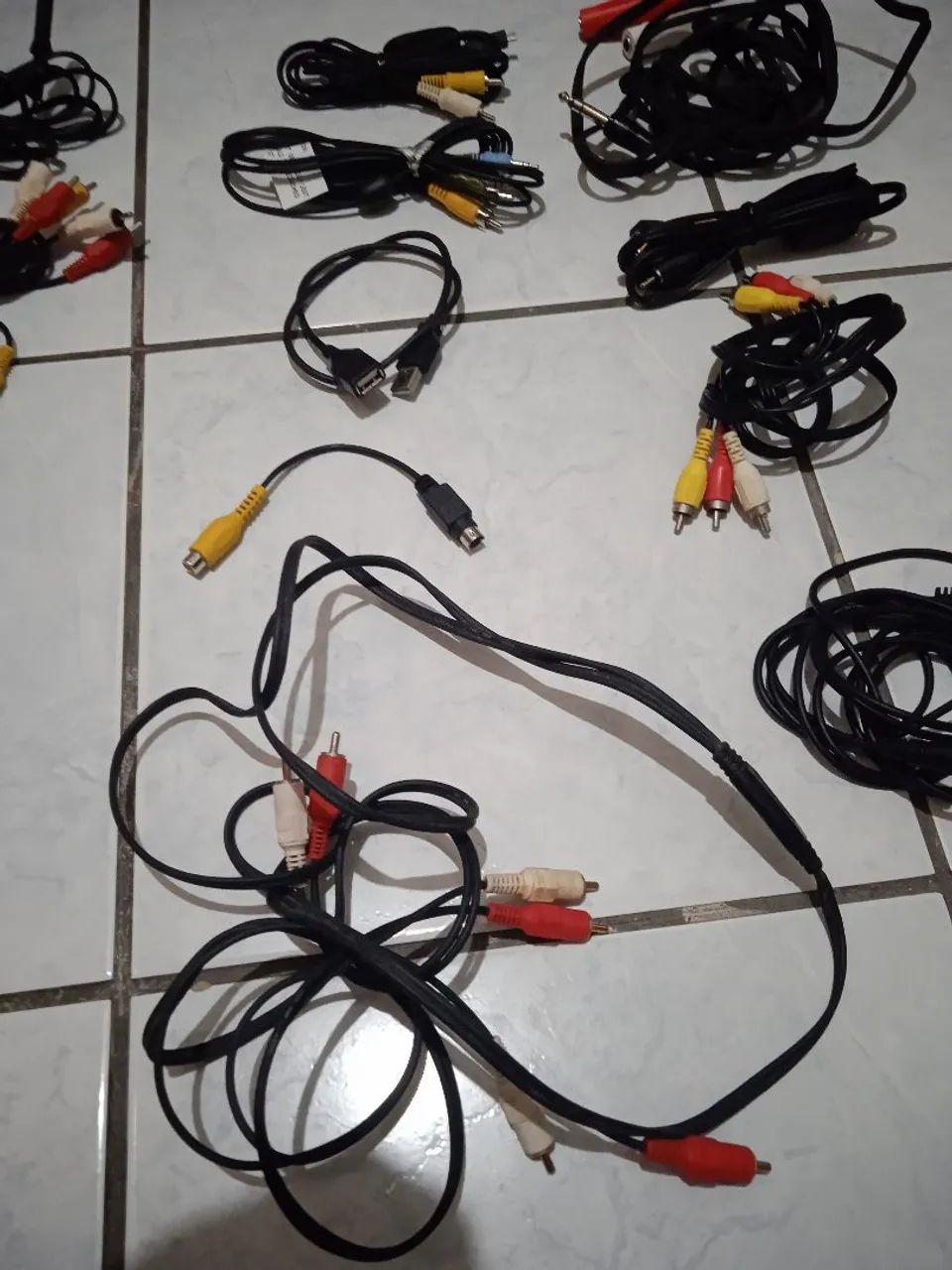  Vários cabos para conexão de aparelhos eletronicos - Foto 4
