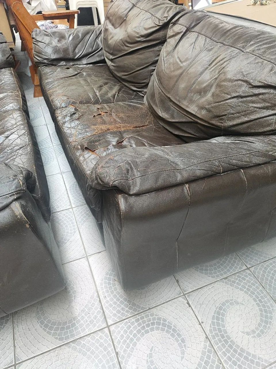 Sofá de couro para reformar e uma cama solteiro  - Foto 3
