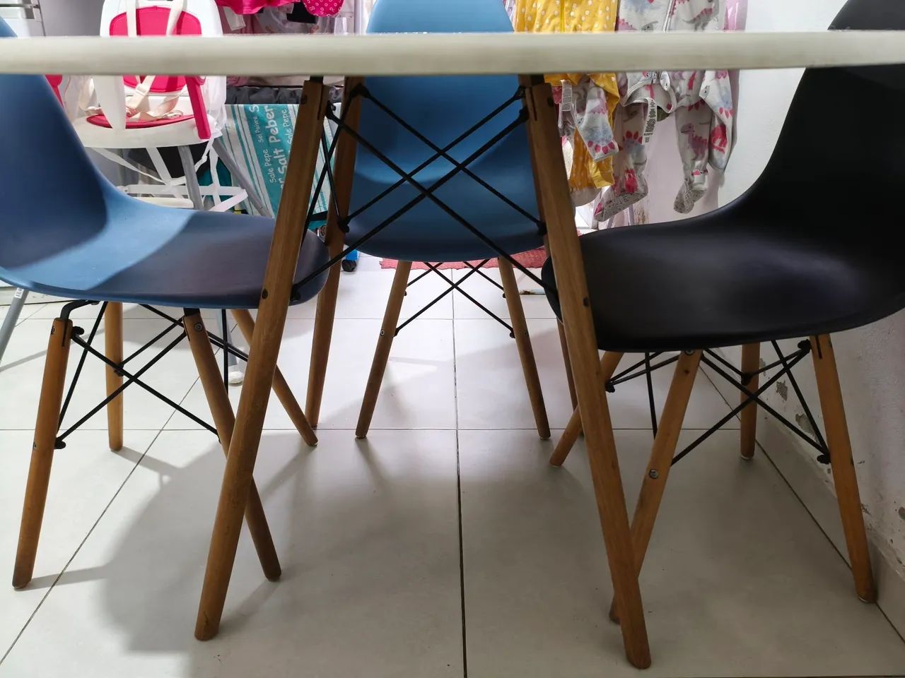 Mesa redonda estilo Eames com tampo branco 110 cm - Foto 2