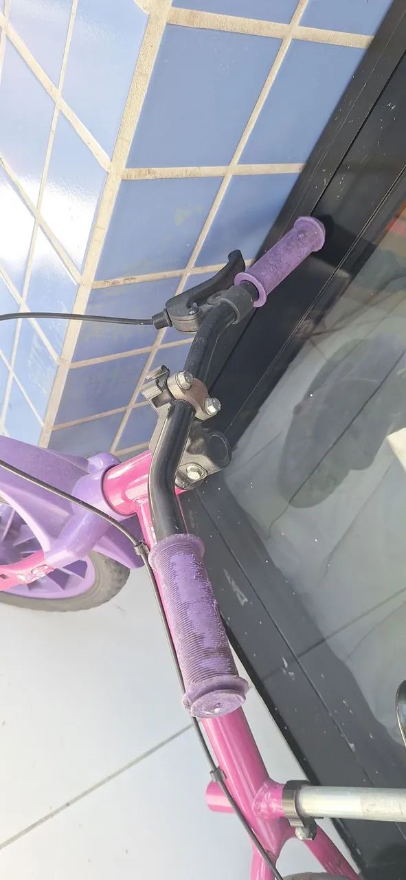 Bicicleta de equilíbrio rosa escuro e roxa - Foto 5