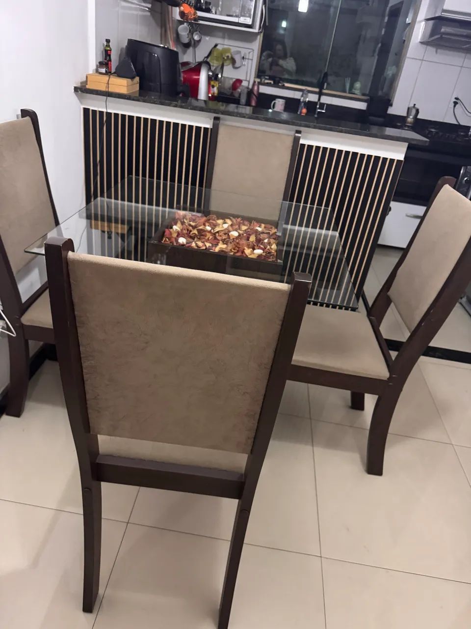Mesa de jantar 4 lugares com tampo de vidro e pe de mdf