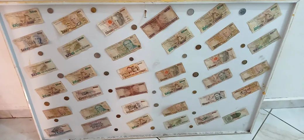Quadro de notas e moedas antigas 