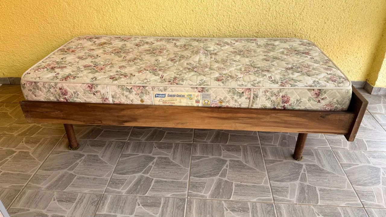 Cama de solteiro madeira maciça com colchão probel em ótimo estado 