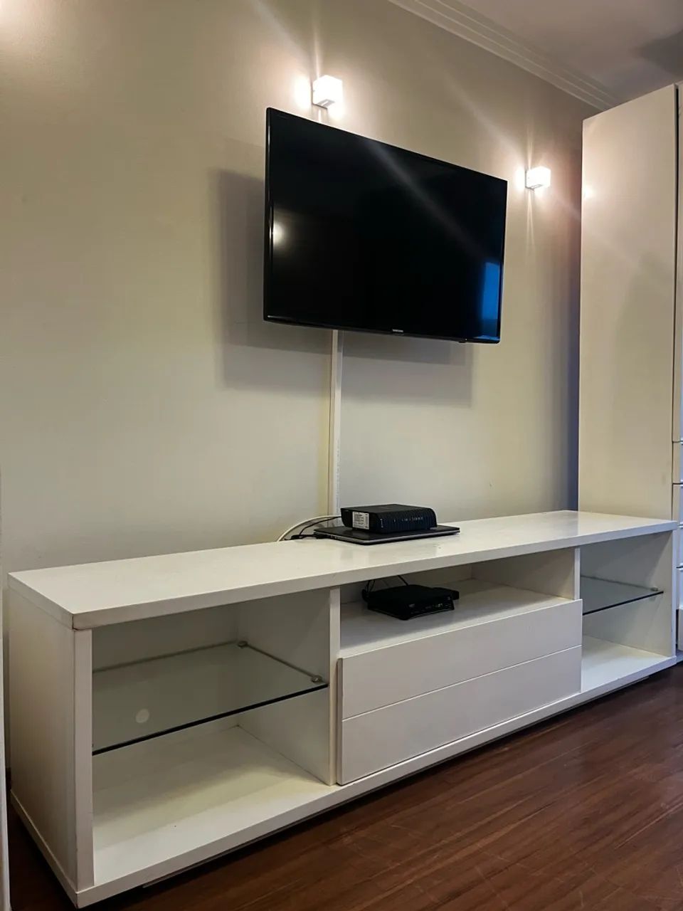 Rack Tok&Stok Grande - MDF Branco com Vidro e Gavetão