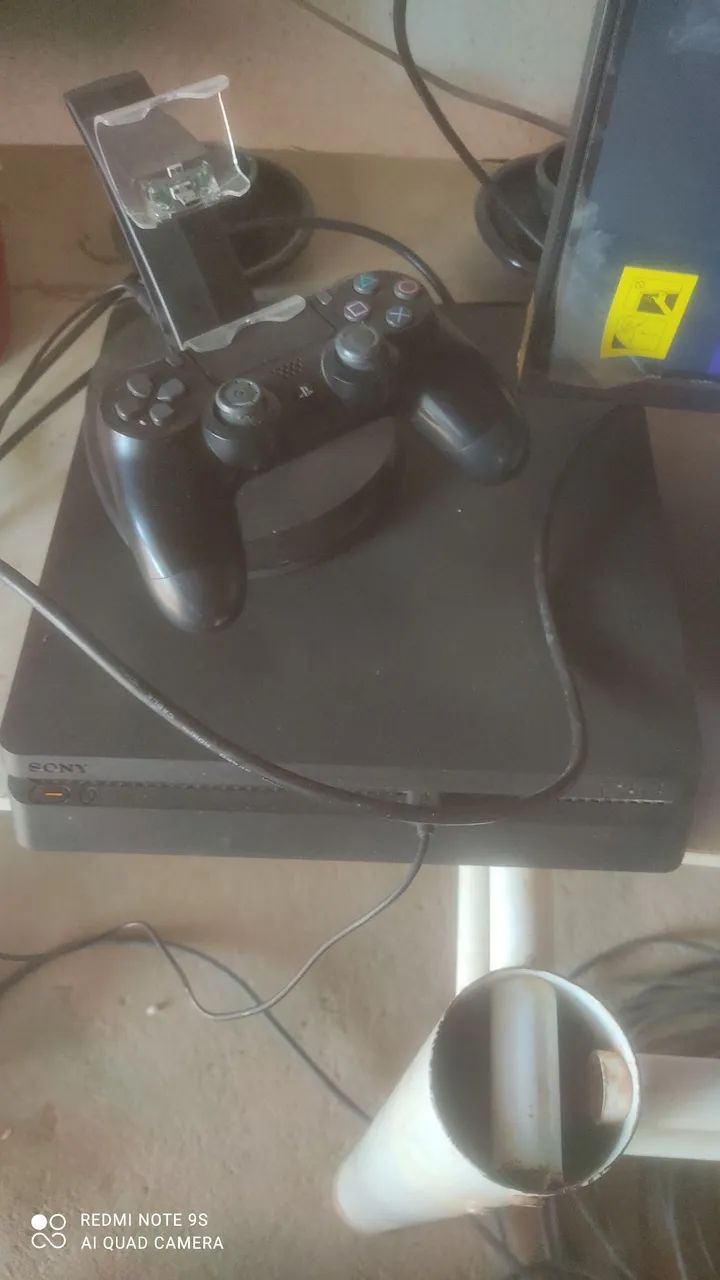 Vendo ps4 slim 1tb 4 controles  - Foto 2