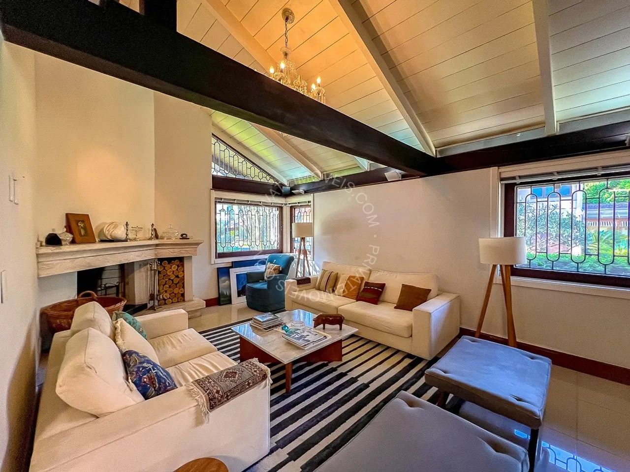 Casa em Condomínio mobiliada para alugar no Petrópolis com 6 quartos (4 suítes)