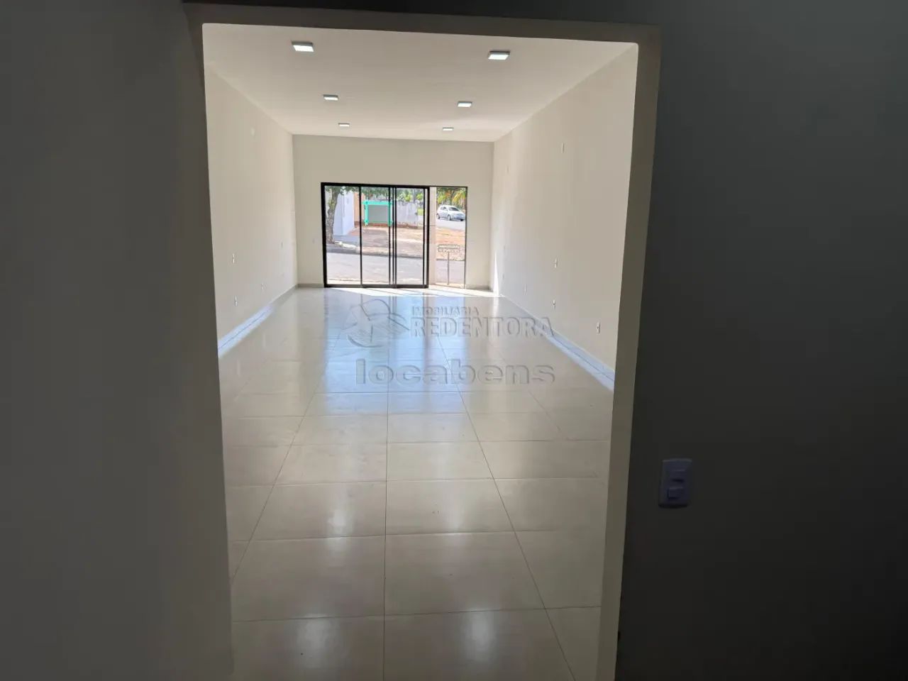 Salão com banheiro com acessibilidade e garagem para 2 veículos - Foto 5