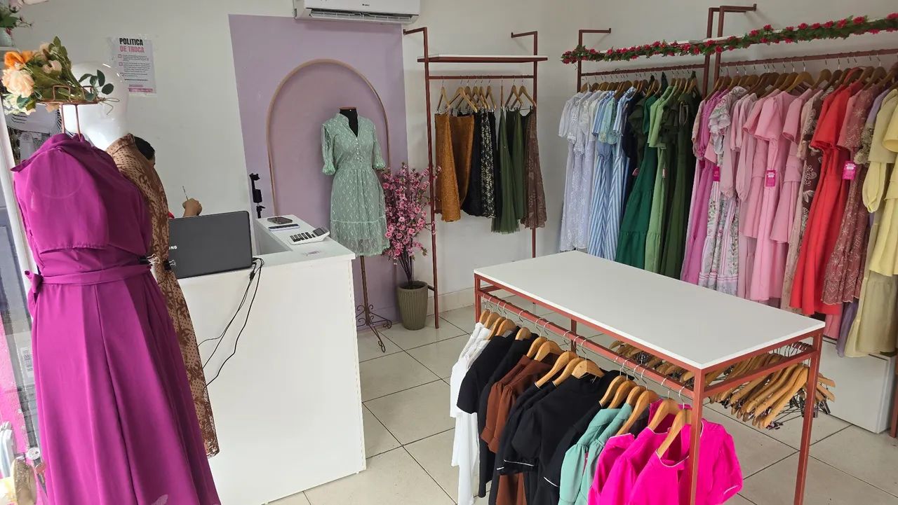 Vendo acessórios  de loja de roupas completos - Foto 4