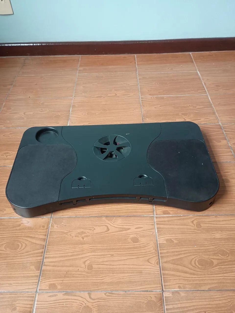 Mesa retrátil para notebook com ventoinha