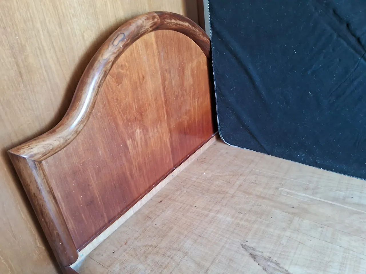 Cama de casal em madeira com gavetões - excelente estado.