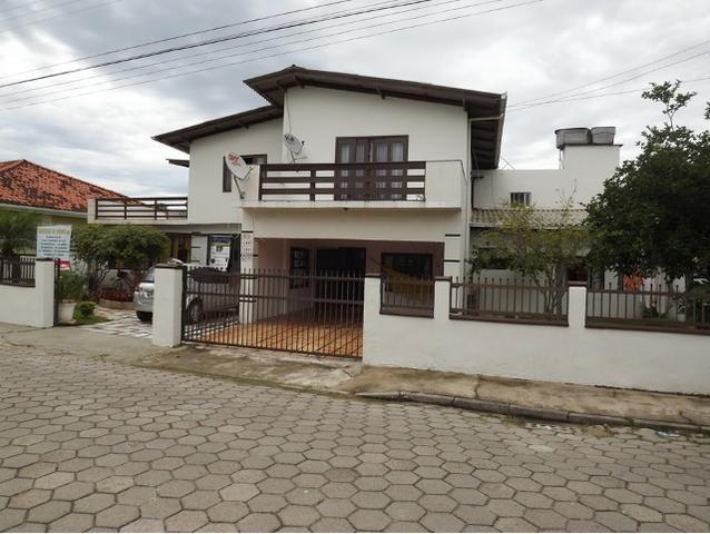Sobrado central na Praia c/ 03 suítes mais 04 dormitórios! Ideal para aluguel de quartos