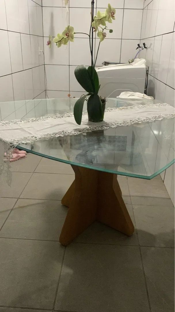 Mesa de vidro com base em madeira64985889729026123
