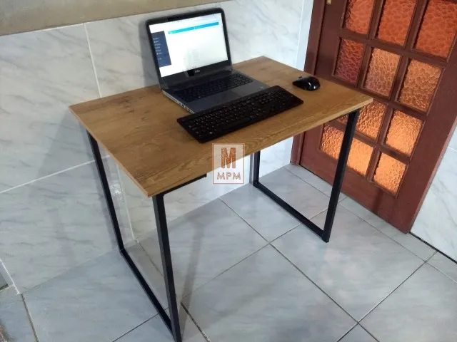 Mesa Escrivaninha pequena em aço Amadeirado