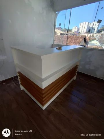 Balcão de recepção branco em L ripado  - Foto 6