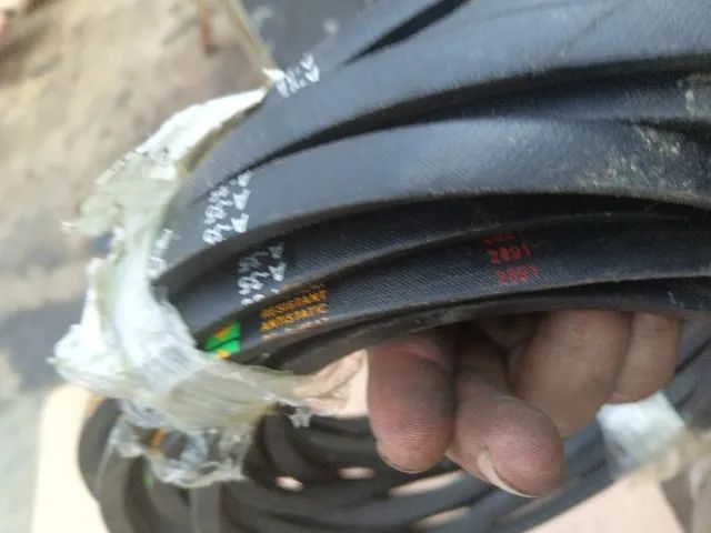 Correia em ?V? ar condicionado JCB 3C A35 comp. 2891mm - Foto 4