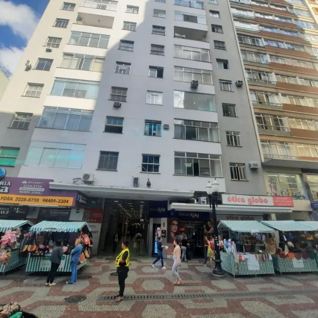 Sala no calçadão de Juiz de Fora na rua Halfeld