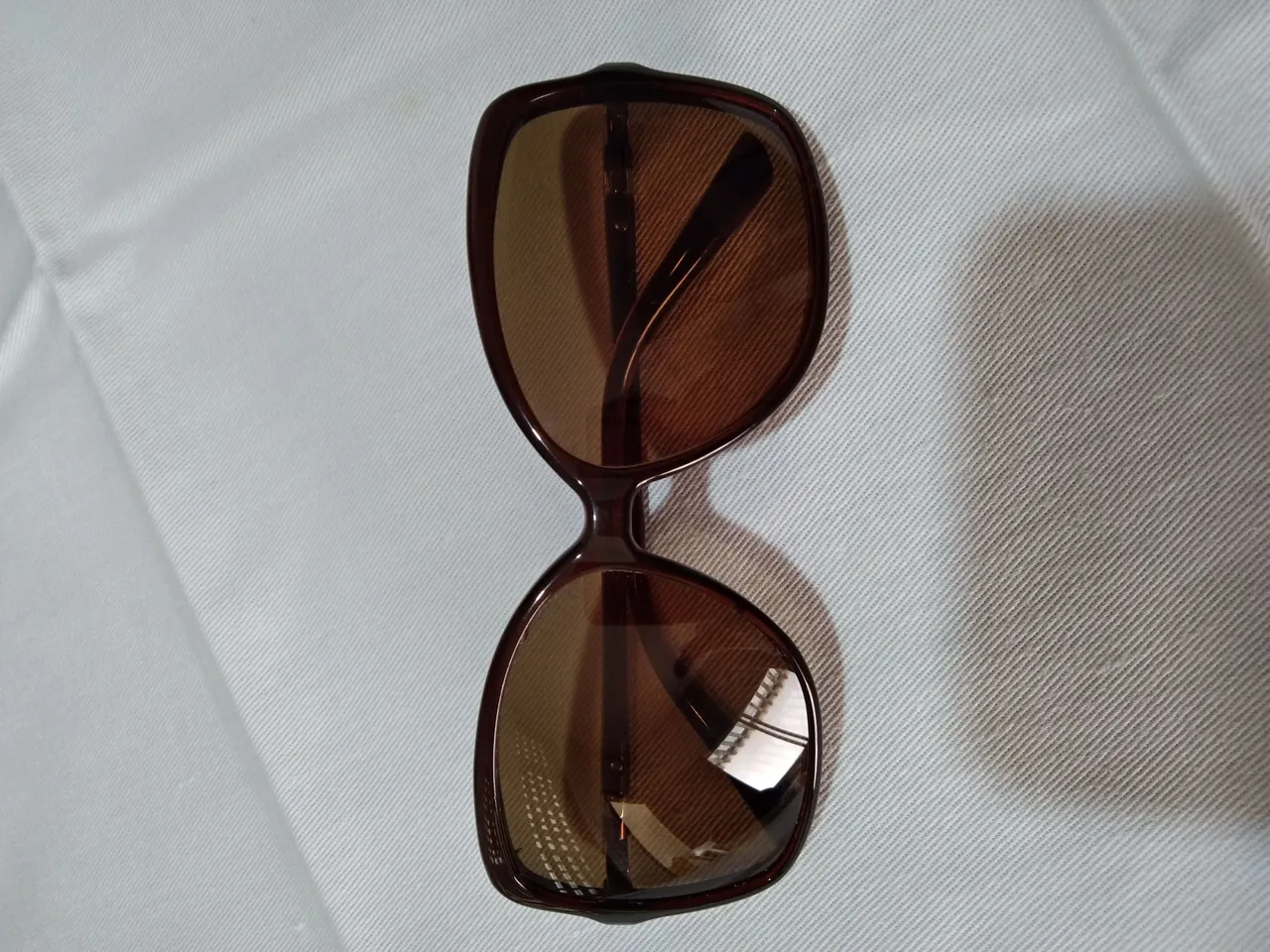 Elegante e clássico óculos de sol YSL