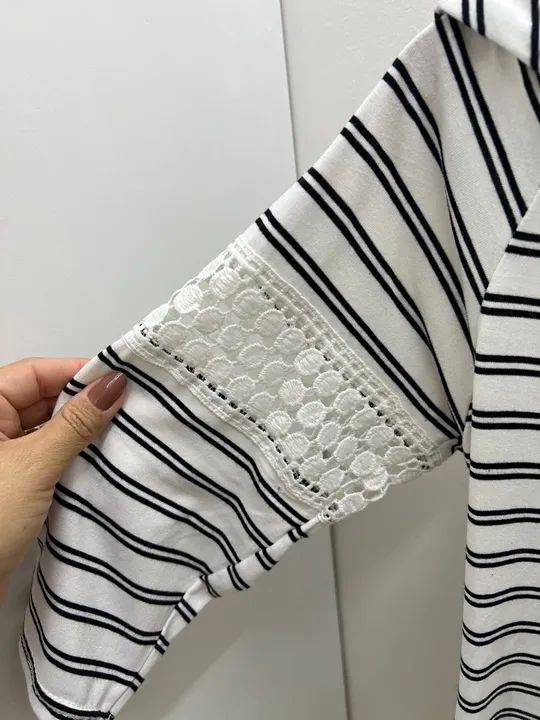 Blusa listrada branca e preta com renda - Foto 2