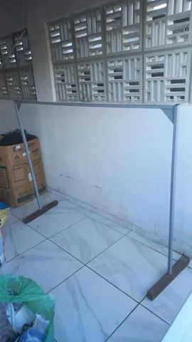 ARARA COM PÉS DE MADEIRA