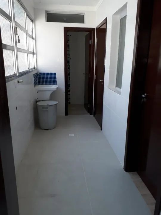 Apto Pompéia quadra da praia - Reformado - Vago - 2 vagas - Foto 3