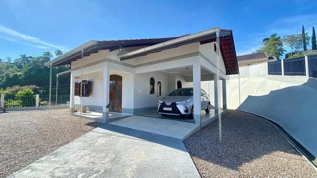 Casa solta com amplo espaço de terreno no bairro Souza Cruz