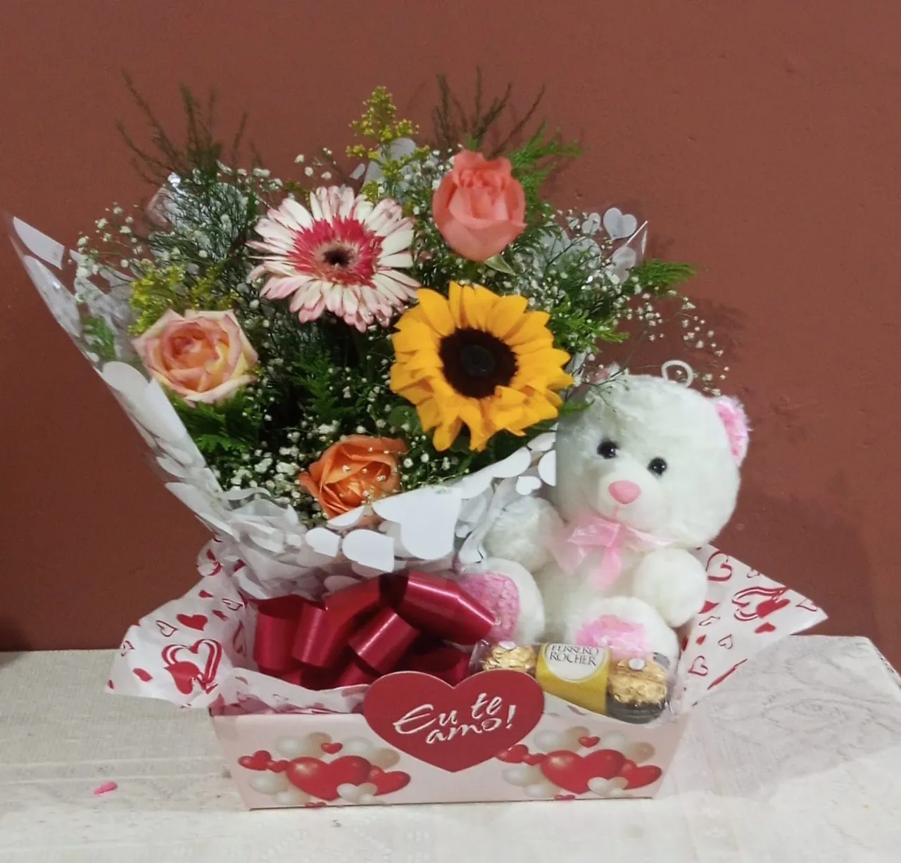 Cesta de Presente Romântica: Flores, Urso e Bombons