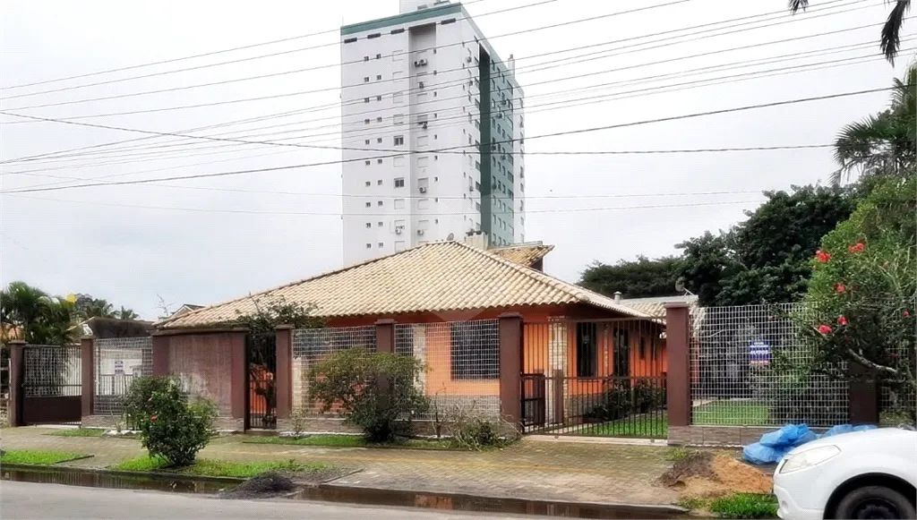 Casa térrea com 6 quartos à venda em Centro - RS