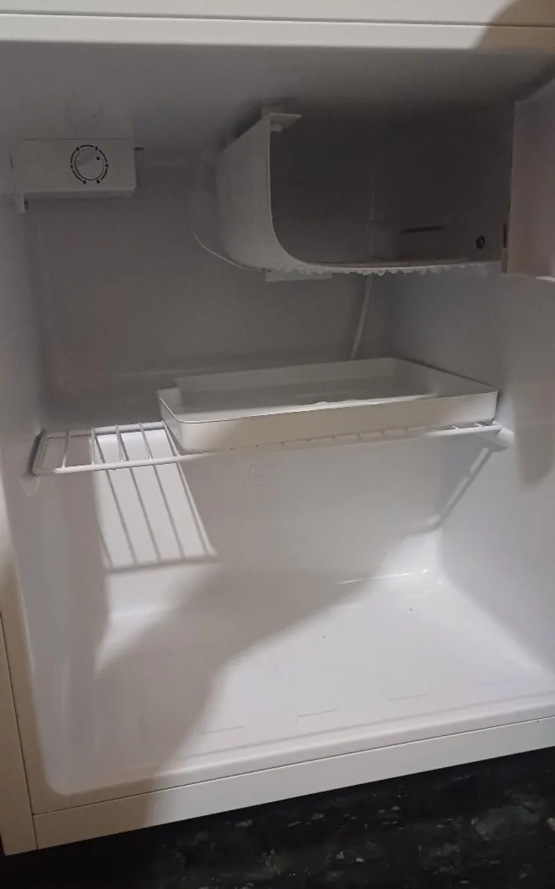 Mini Geladeira Compacta - Perfeita para espaços pequenos!