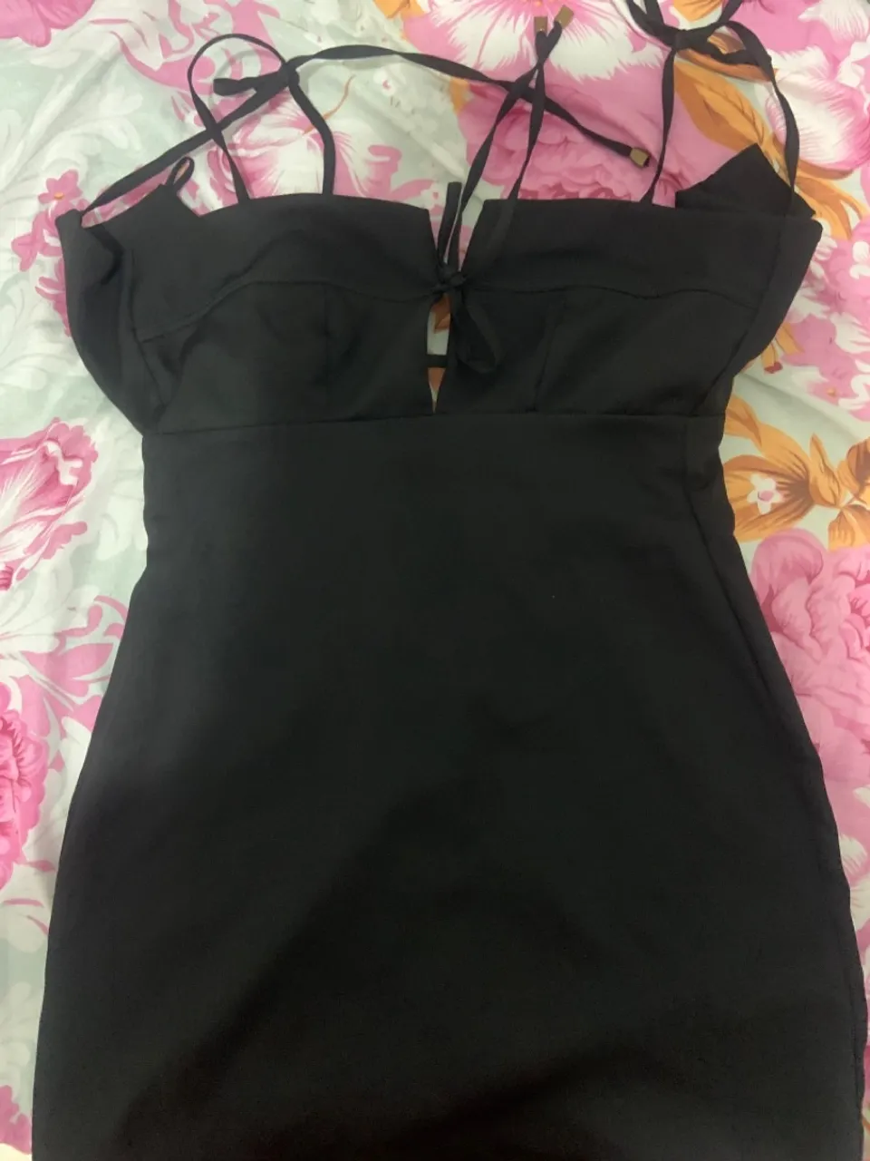 Vestido preto com detalhes