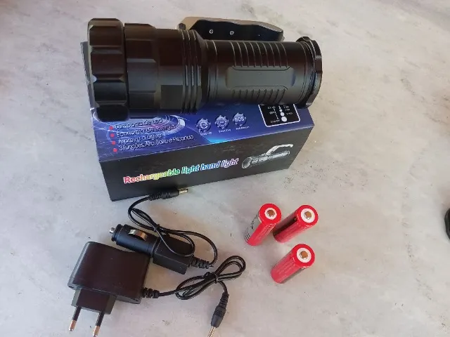Lanterna super led com ajuste de foco