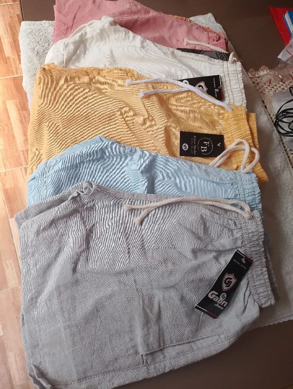 Shorts de tecido texturizado em diversas cores