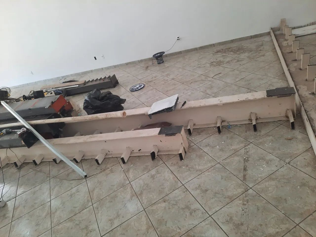 Estruturas 850 reais cada são 15 e balcões  se fizer uma oferta boa fecha o pacote e leva 