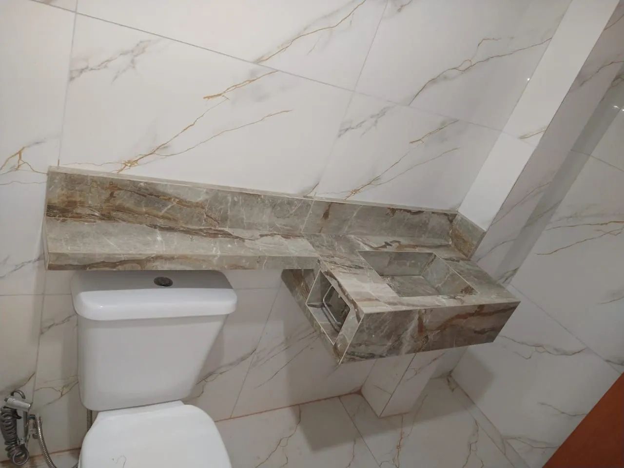 Pia com extensão de braço esculpida em porcelanato  - Foto 3